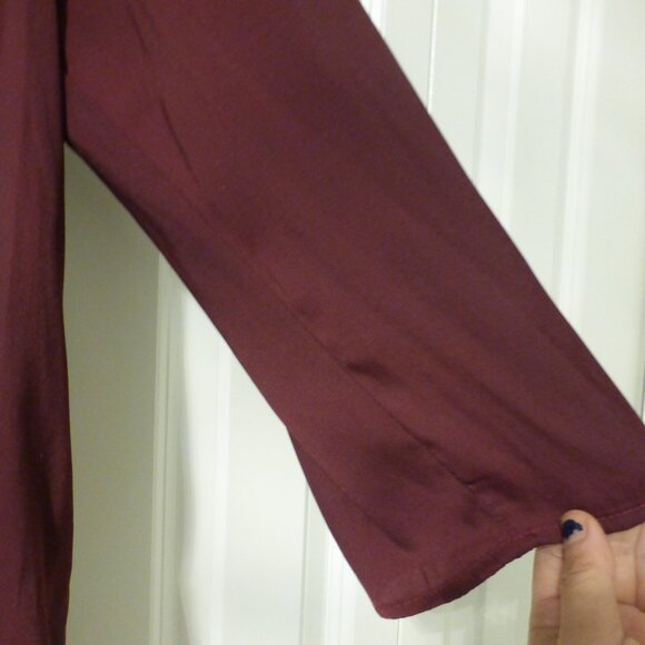 LE CHATEAU maroon v-neck top with ties - Picture 4 of 11